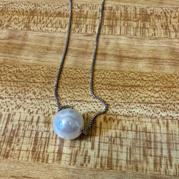 Elegant Silver Tone Pearl Necklace - Picture 5 of 6